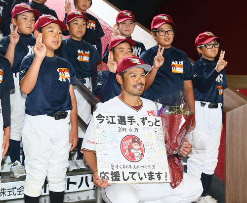いわき市の子どもたちの激励に笑顔を見せる楽天今江（撮影・足立雅史）