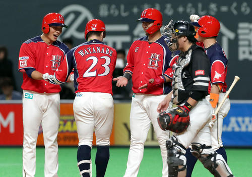 日本ハム対ソフトバンク 4回裏日本ハム1死一、二塁、逆転となる左越え3点本塁打を放ちチームメートに出迎えられる渡辺(撮影・佐藤翔太)