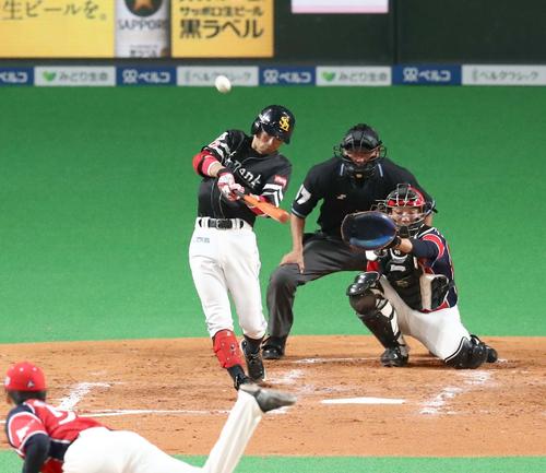 日本ハム対ソフトバンク 4回表ソフトバンク無死、右越え本塁打を放つ明石(撮影・黒川智章)