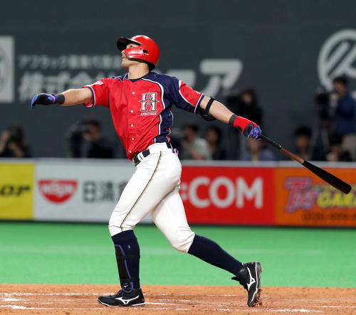 日本ハム対ソフトバンク 5回裏日本ハム1死三塁、大田は勝ち越しとなる左犠飛を放つ(撮影・佐藤翔太)