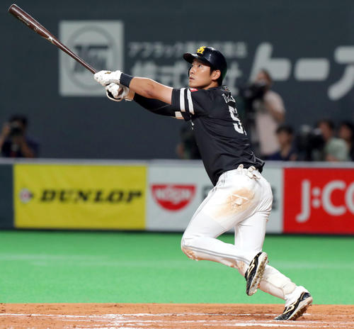 日本ハム対ソフトバンク 9回表ソフトバンク2死一塁、上林は逆転となる左越え2点本塁打を放つ(撮影・佐藤翔太)