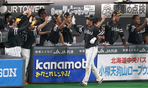 日本ハム対ソフトバンク 9回表、2点本塁打を放った上林を出迎えるナイン(撮影・黒川智章)
