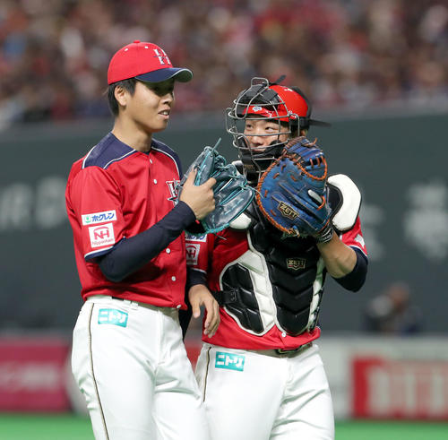 日本ハム対ソフトバンク 言葉を交わしながらベンチに戻る日本ハム杉浦と宇佐見(右奥)(撮影・佐藤翔太)
