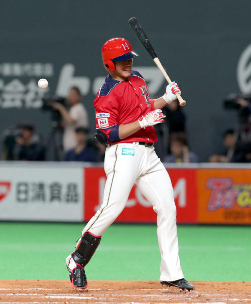 日本ハム対ソフトバンク 2回裏日本ハム1死、王柏融は死球を受ける(撮影・佐藤翔太)