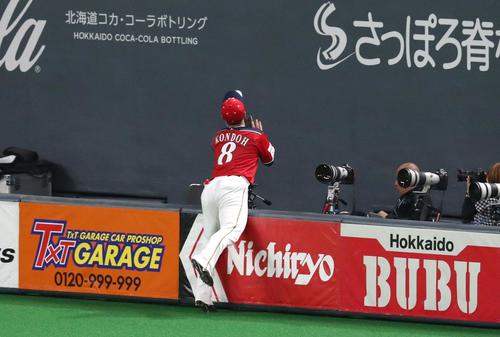日本ハム対ソフトバンク 3回表ソフトバンク1死、高田の邪飛をカメラマン席際で捕球する近藤(撮影・黒川智章)