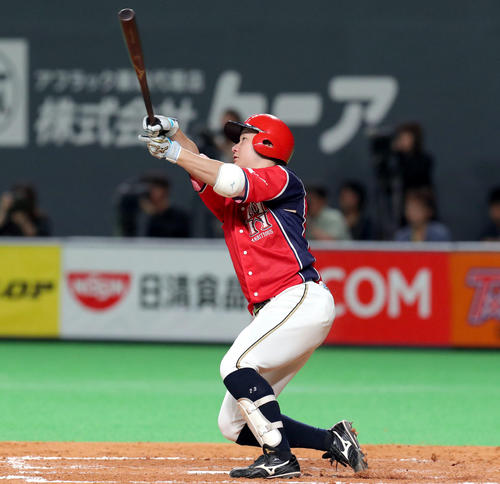日本ハム対ソフトバンク 4回裏日本ハム1死一、二塁、渡辺は逆転となる左越え3点本塁打を放つ(撮影・佐藤翔太)