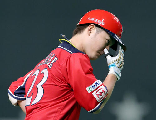 日本ハム対ソフトバンク 4回裏日本ハム1死一、二塁、逆転となる左越え3点本塁打を放ちポーズをする渡辺(撮影・佐藤翔太)
