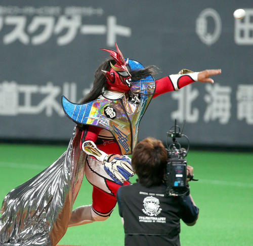 日本ハム対ソフトバンク　試合前、ファーストピッチを務める獣神サンダーライガー（撮影・佐藤翔太）