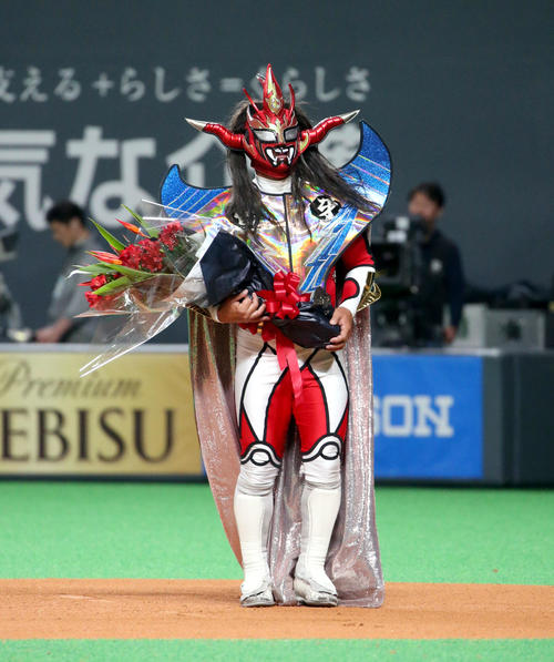 日本ハム対ソフトバンク　試合前、あいさつをする獣神サンダーライガー（撮影・佐藤翔太）