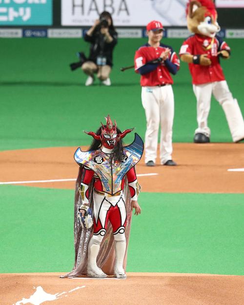 日本ハム対ソフトバンク　ファーストピッチを務める獣神サンダー・ライガー。打席は清宮（撮影・黒川智章）