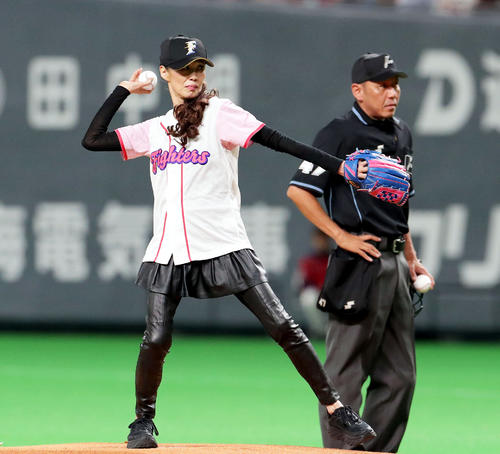 試合前、始球式を務める萬田久子（撮影・佐藤翔太）