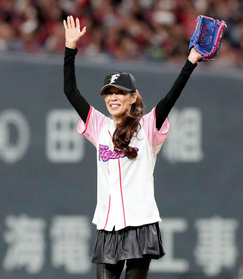 始球式を務めた萬田久子は声援に応える（撮影・佐藤翔太）