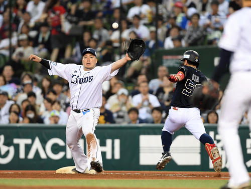 西武対オリックス　5回表オリックス2死、小田裕也の三ゴロの判定がセーフ（撮影・たえ見朱実）