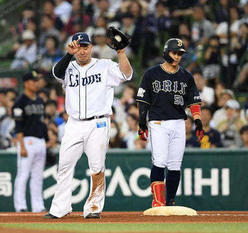 5回表オリックス2死、小田裕也の三ゴロの判定がセーフ。一塁種手山川穂高が監督にリクエストの合図。判定が覆る（撮影・たえ見朱実）