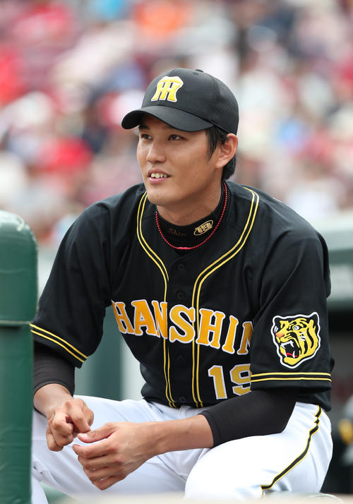 ウエスタンリーグ広島対阪神　グランドを見つめる藤浪晋太郎（撮影・白石智彦）