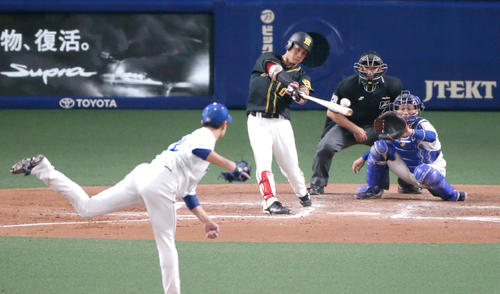 中日対阪神　7回表阪神1死一、二塁、木浪聖也は右前適時打を放つ（撮影・上山淳一）