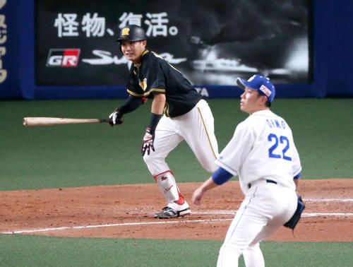 中日対阪神　7回表阪神1死一、二塁、木浪聖也は右前適時打を放つ（撮影・上山淳一）
