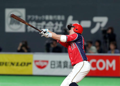 日本ハム対ソフトバンク　4回裏日本ハム1死一、二塁、渡辺は逆転となる左越え3点本塁打を放つ（撮影・佐藤翔太）