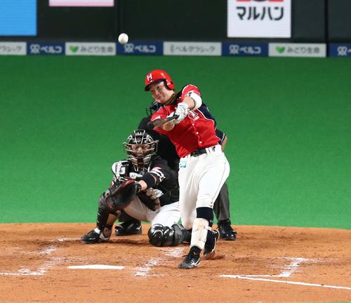 日本ハム対ソフトバンク　4回裏日本ハム1死一、二塁、左中間に3点本塁打を放つ渡辺（撮影・黒川智章）