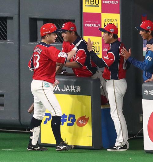 日本ハム対ソフトバンク　4回裏、3点本塁打を放った渡辺を出迎える栗山監督（撮影・黒川智章）