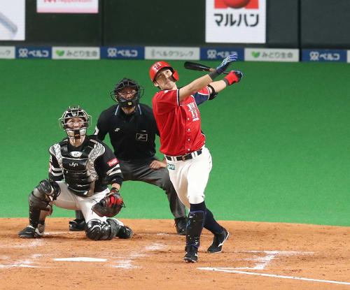 日本ハム対ソフトバンク　5回裏日本ハム1死三塁、左犠飛を放つ大田（撮影・黒川智章）