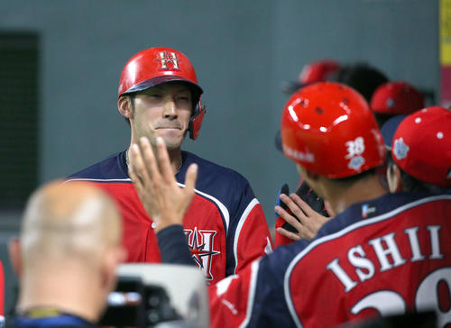 日本ハム対ソフトバンク　5回裏日本ハム1死三塁、勝ち越しとなる左犠飛を放ちチームメートに出迎えられる大田（撮影・佐藤翔太）