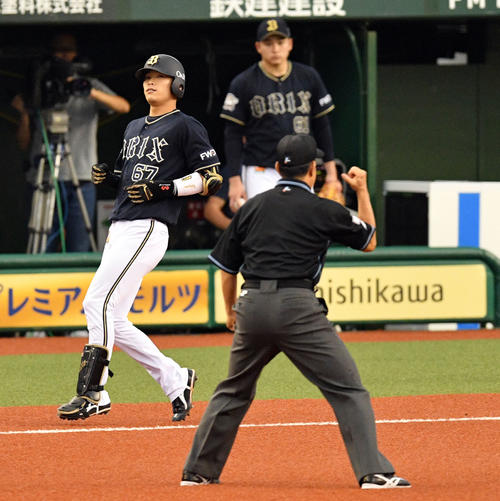 西武対オリックス　4回表オリックス1死一塁、併殺打に倒れた中川（手前左）（撮影・滝沢徹郎）