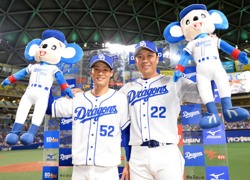 ヒーローインタビューでガッツポーズする加藤匠馬（左）と大野雄大（撮影・森本幸一）