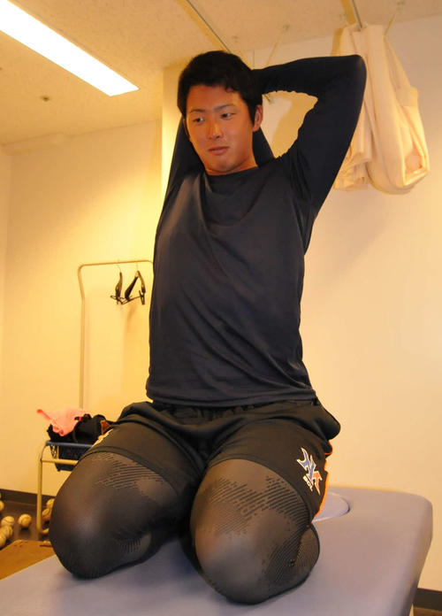 雨天中止を受け、ストレッチ運動などで次戦への登板に備える新潟・長谷川投手（23）（撮影・山岸章利）