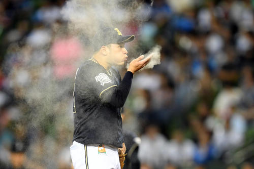 西武対オリックス　5回裏西武1死、源田に二盗を決められた榊原は、手に息をかけて気持ちを切り替える（撮影・たえ見朱実）