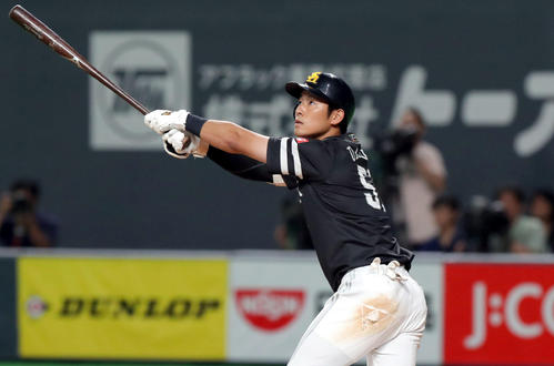 日本ハム対ソフトバンク　9回表ソフトバンク2死一塁、上林は逆転となる左越え2点本塁打を放つ（撮影・佐藤翔太）