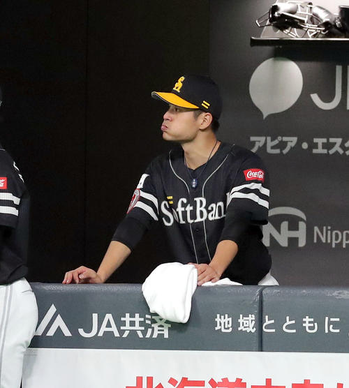 日本ハム対ソフトバンク　7回途中で降板し悔しそうな表情を見せるソフトバンク大竹（撮影・佐藤翔太）