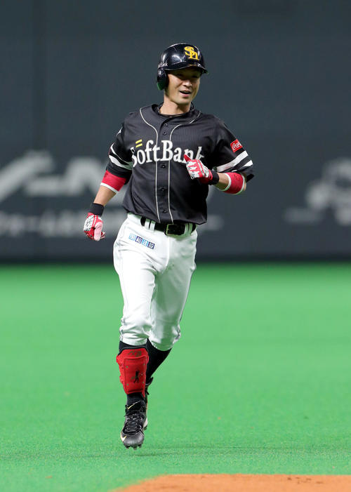 日本ハム対ソフトバンク　4回表ソフトバンク無死、先制となる右越えソロ本塁打を放ち笑顔を見せる明石（撮影・佐藤翔太）