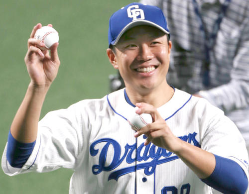 中日対阪神　大野雄は阪神から白星を挙げスタンドのファンに笑顔を見せる（撮影・上山淳一）