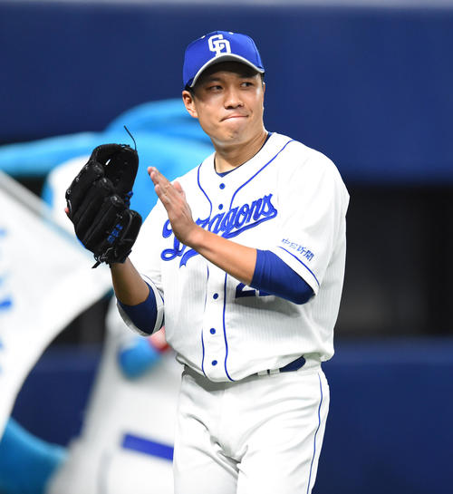 中日対阪神　7回表阪神攻撃終了、グラブを叩きながらベンチへ戻る大野雄大（撮影・森本幸一）