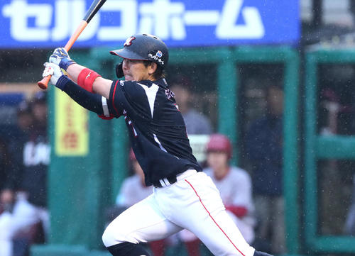 楽天対ロッテ　5回表ロッテ2死二塁、鈴木は中前適時打を放つ（撮影・足立雅史）