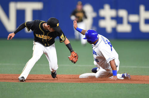5回裏中日1死一塁、盗塁成功する一走の中日ビシエド（撮影・森本幸一）