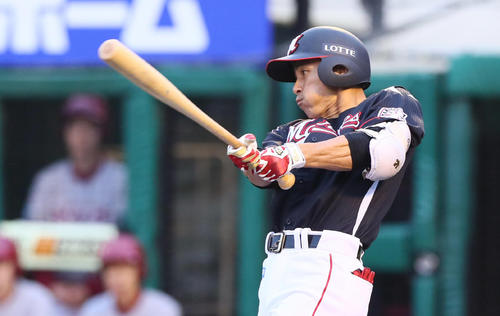 楽天対ロッテ　1回表ロッテ無死、荻野は左二塁打を放つ（撮影・足立雅史）