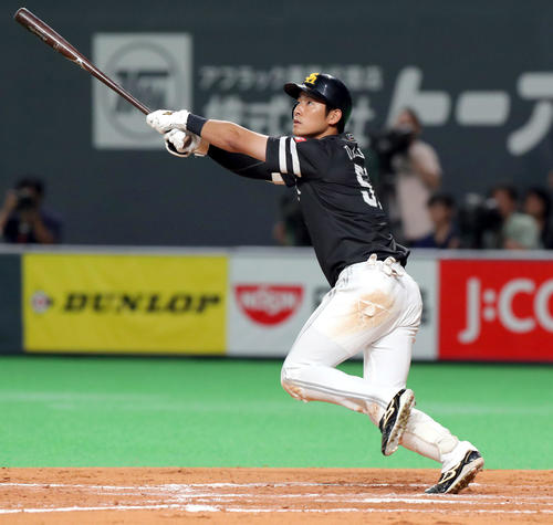 日本ハム対ソフトバンク　9回表ソフトバンク2死一塁、上林は逆転となる左越え2点本塁打を放つ（撮影・佐藤翔太）