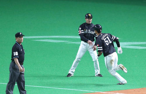 日本ハム対ソフトバンク　9回表ソフトバンク2死一塁、上林の打球が左翼フェンス上部に当たり腕を回す村松三塁コーチ（撮影・黒川智章）