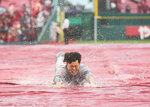 楽天対ロッテ　降雨のためコールド試合となり、豪快なヘッドスライディングでファンを沸かせた楽天渡辺佳明（撮影・足立雅史）