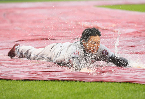 楽天対ロッテ　降雨のためコールド試合となり、豪快なヘッドスライディングでファンを沸かせた楽天小郷裕哉（撮影・足立雅史）