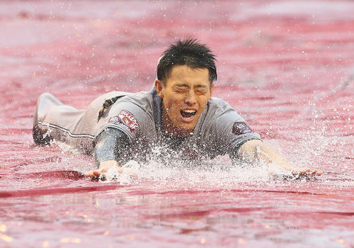 楽天対ロッテ　降雨のため6回表終了コールド試合となり、2周のベースランニングと豪快なヘッドスライディングでファンを沸かせた楽天辰己涼介（撮影・足立雅史）