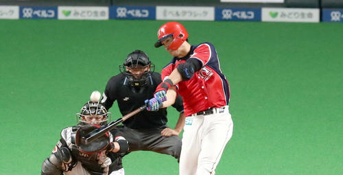 日本ハム対ソフトバンク　5回裏日本ハム1死三塁、左犠飛を放つ大田（撮影・黒川智章）