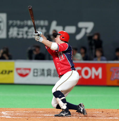 日本ハム対ソフトバンク　4回裏日本ハム1死一、二塁、渡辺は逆転となる左越え3点本塁打を放つ（撮影・佐藤翔太）