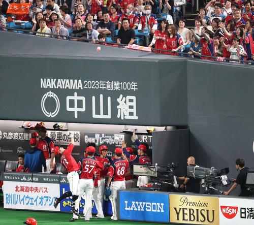 日本ハム対ソフトバンク　4回裏、3点本塁打を放った渡辺は記念品をスタンドに投げ込む（撮影・黒川智章）