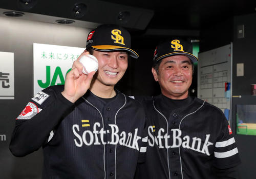 日本ハム対ソフトバンク　プロ初勝利を挙げたソフトバンク高橋（左）は笑顔で工藤監督と撮影で笑顔を見せる（撮影・佐藤翔太）