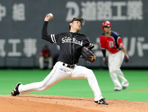 日本ハム対ソフトバンク　7回途中から登板するソフトバンク高橋純（撮影・佐藤翔太）