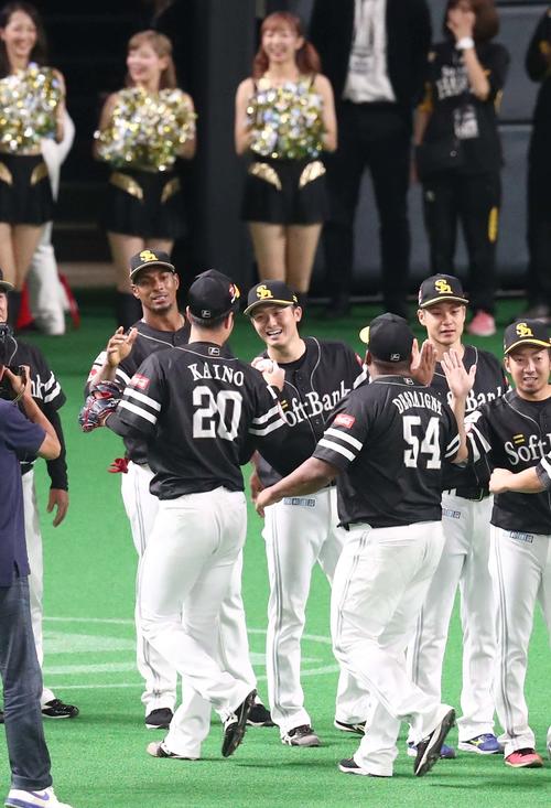 日本ハム対ソフトバンク　試合後、甲斐野からウイニングボールを笑顔で受け取る高橋純（撮影・黒川智章）