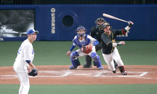 中日対阪神　7回表阪神1死一塁、陽川は左前打を放つ（撮影・上山淳一）